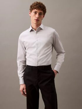 Elegancka koszula slim fit z elastycznego materiału, zapinana na guziki Elegancka koszula slim fit z elastycznego materiału, zapinana na guziki