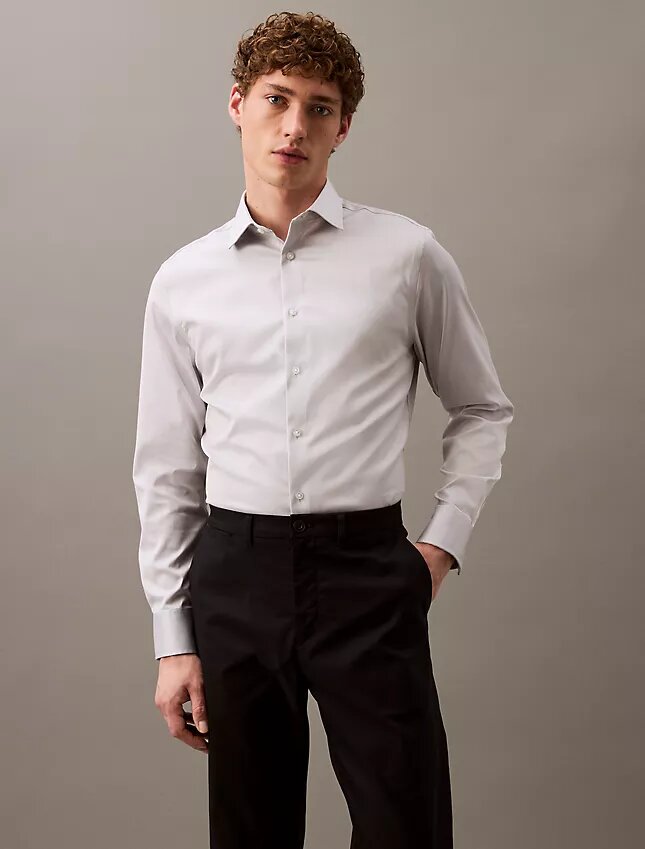 Elegancka koszula slim fit z elastycznego materiału, zapinana na guziki Elegancka koszula slim fit z elastycznego materiału, zapinana na guziki