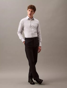 Elegancka koszula slim fit z elastycznego materiału, zapinana na guziki Elegancka koszula slim fit z elastycznego materiału, zapinana na guziki