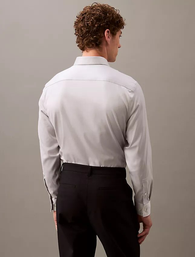 Elegancka koszula slim fit z elastycznego materiału, zapinana na guziki Elegancka koszula slim fit z elastycznego materiału, zapinana na guziki