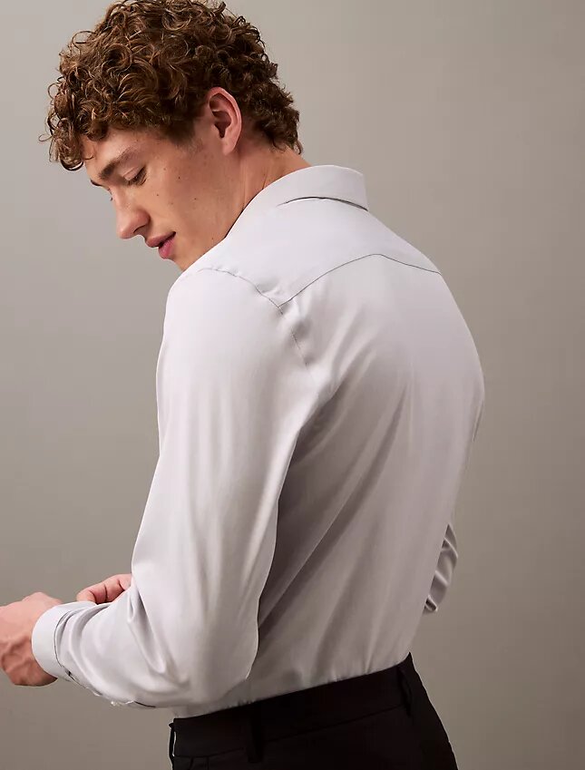 Elegancka koszula slim fit z elastycznego materiału, zapinana na guziki Elegancka koszula slim fit z elastycznego materiału, zapinana na guziki