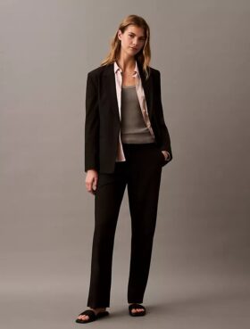 Eleganckie spodnie z elastycznego materiału o prostym kroju