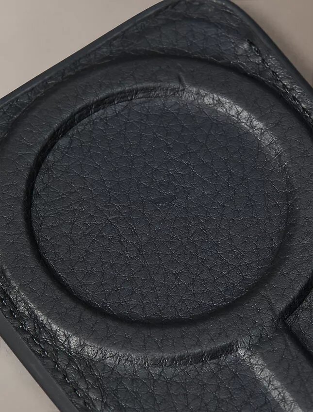 Etui na karty z logo z folii i zapięciem magnetycznym Etui na karty z logo z folii i zapięciem magnetycznym
