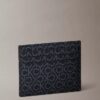 Etui na karty z monogramem o fakturze kamiennej Etui na karty z monogramem o fakturze kamiennej