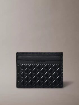 Etui na karty z wytłoczonym monogramem na całej powierzchni