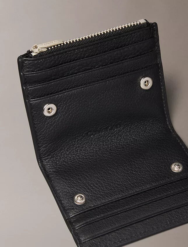 Etui na karty ze skóry o fakturze „pebble grain” Etui na karty ze skóry o fakturze „pebble grain”