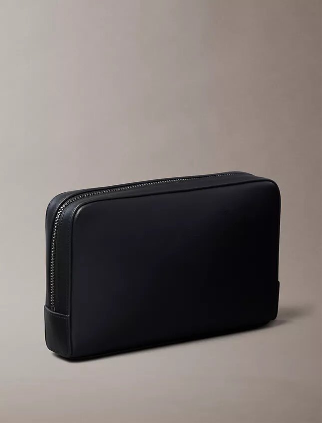 Etui z wytłoczonym Monogramem Etui z wytłoczonym Monogramem