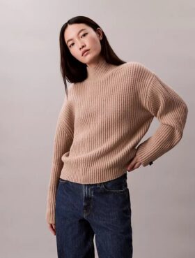 Gruby sweter z golfem o luźnym kroju