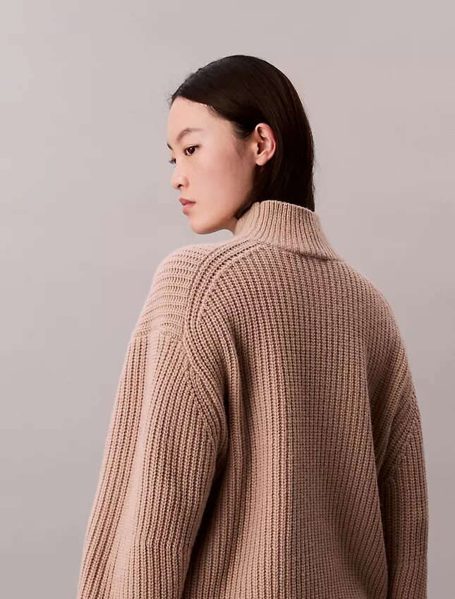 Gruby sweter z golfem o luźnym kroju Gruby sweter z golfem o luźnym kroju
