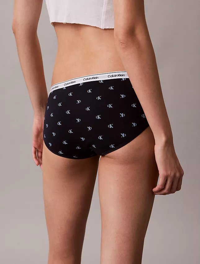 Hipster z charakterystycznym logo Hipster z charakterystycznym logo