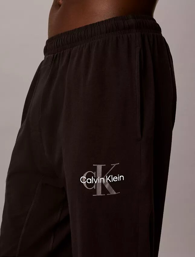Ikoniczne bawełniane spodnie dresowe Cotton Stretch Monologo z elastanem Ikoniczne bawełniane spodnie dresowe Cotton Stretch Monologo z elastanem