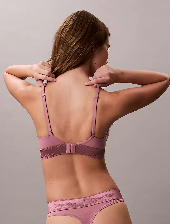 Ikoniczny bawełniano-Modalny biustonosz typu Bralette z metalicznym wykończeniem i lekką podszewką Ikoniczny bawełniano-Modalny biustonosz typu Bralette z metalicznym wykończeniem i lekką podszewką