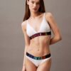 Intense Power Pride Lekko wyściełana Bralette trójkątna Intense Power Pride Lekko wyściełana Bralette trójkątna