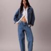 Jeansy o luźnym kroju w stylu lat 90. Jeansy o luźnym kroju w stylu lat 90.