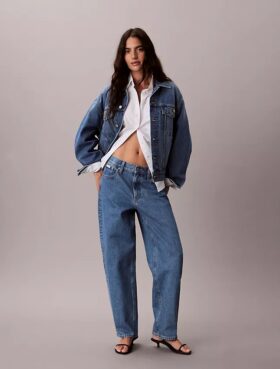 Jeansy o luźnym kroju w stylu lat 90.