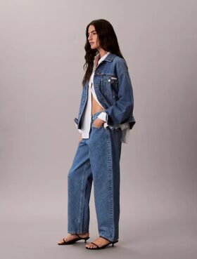 Jeansy o luźnym kroju w stylu lat 90.