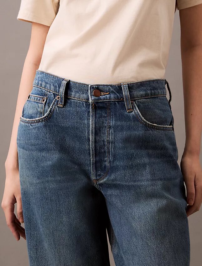Jeansy o luźnym kroju w stylu lat 90. Jeansy o luźnym kroju w stylu lat 90.