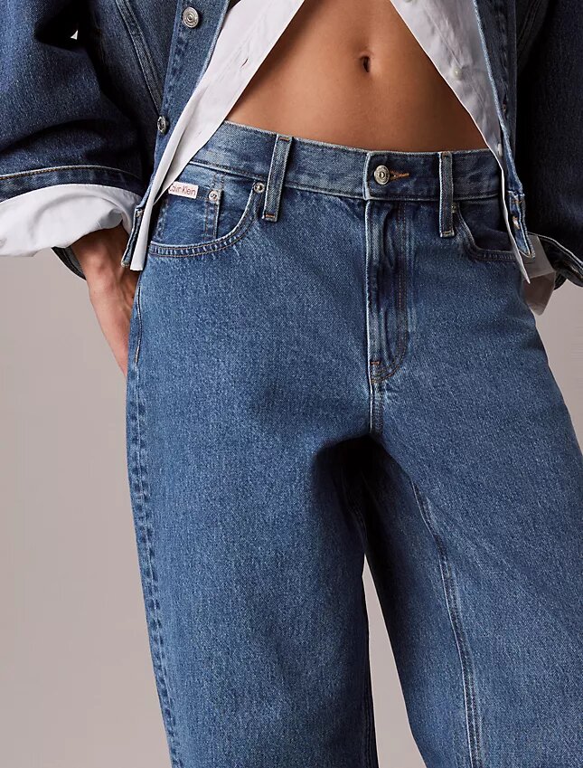 Jeansy o luźnym kroju w stylu lat 90. Jeansy o luźnym kroju w stylu lat 90.