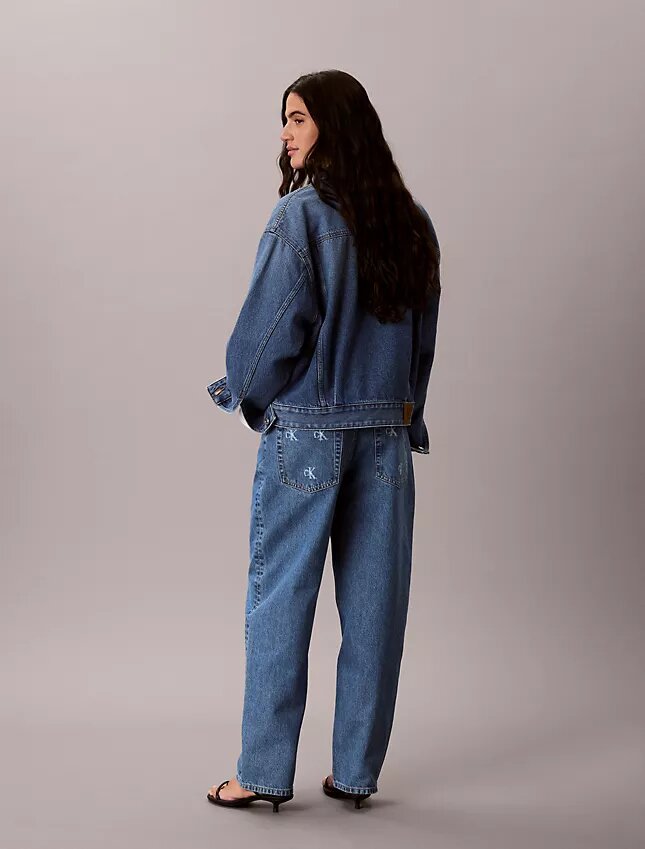 Jeansy o luźnym kroju w stylu lat 90. Jeansy o luźnym kroju w stylu lat 90.