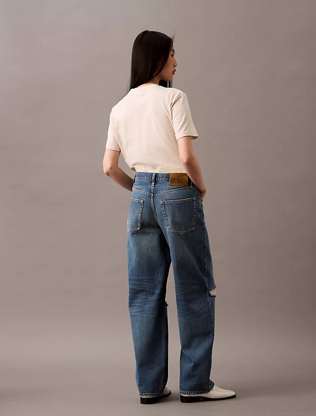 Jeansy o luźnym kroju w stylu lat 90. Jeansy o luźnym kroju w stylu lat 90.