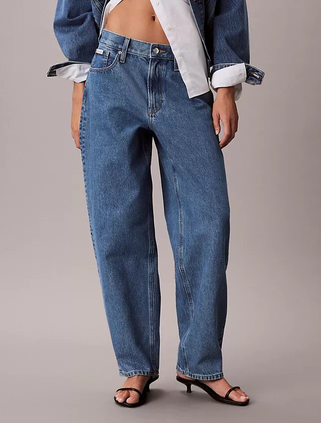 Jeansy o luźnym kroju w stylu lat 90. Jeansy o luźnym kroju w stylu lat 90.