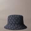Kapelusz typu bucket z monogramem w całości