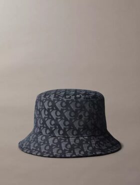 Kapelusz typu bucket z monogramem w całości