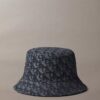 Kapelusz typu bucket z monogramem w całości