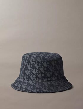 Kapelusz typu bucket z monogramem w całości