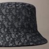 Kapelusz typu bucket z monogramem w całości