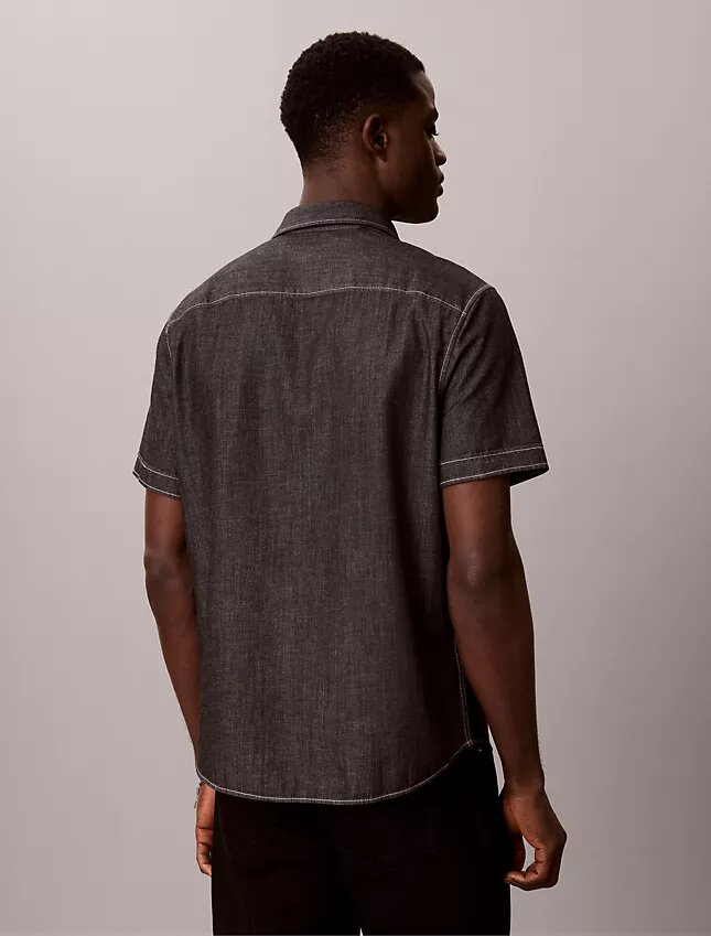 Klasyczna koszula z guzikami z tkaniny chambray Klasyczna koszula z guzikami z tkaniny chambray