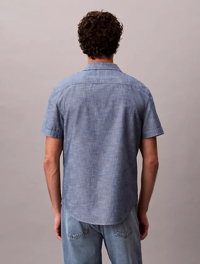 Klasyczna koszula z guzikami z tkaniny chambray Klasyczna koszula z guzikami z tkaniny chambray