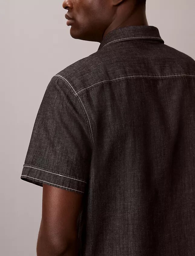 Klasyczna koszula z guzikami z tkaniny chambray Klasyczna koszula z guzikami z tkaniny chambray