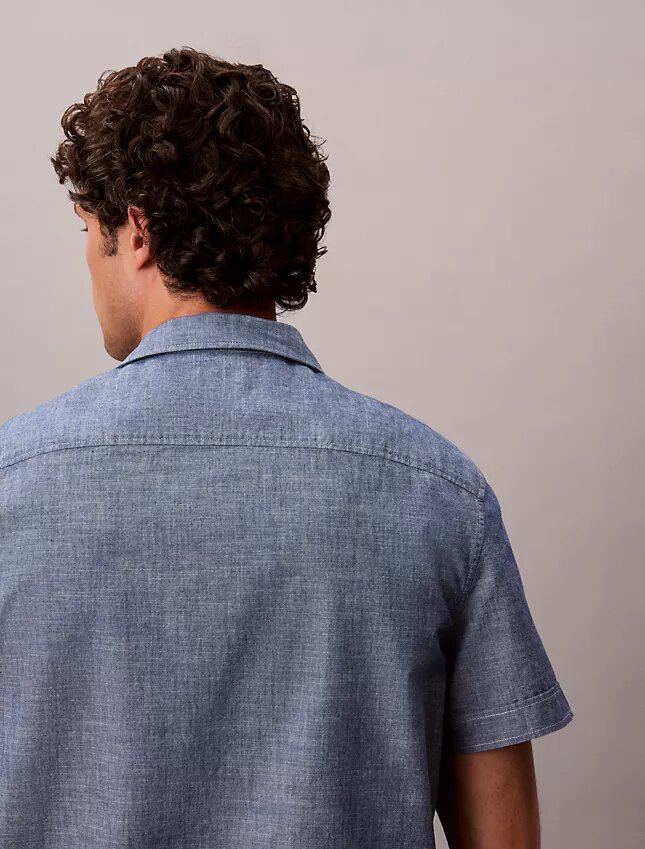 Klasyczna koszula z guzikami z tkaniny chambray Klasyczna koszula z guzikami z tkaniny chambray