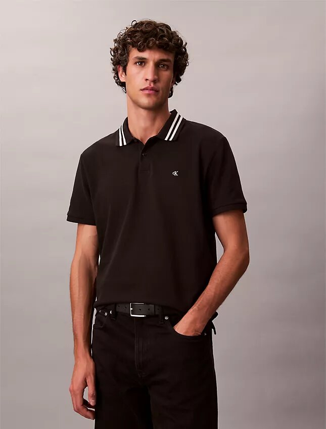 Klasyczna koszulka polo z monogramem i pikowanym wykończeniem Klasyczna koszulka polo z monogramem i pikowanym wykończeniem