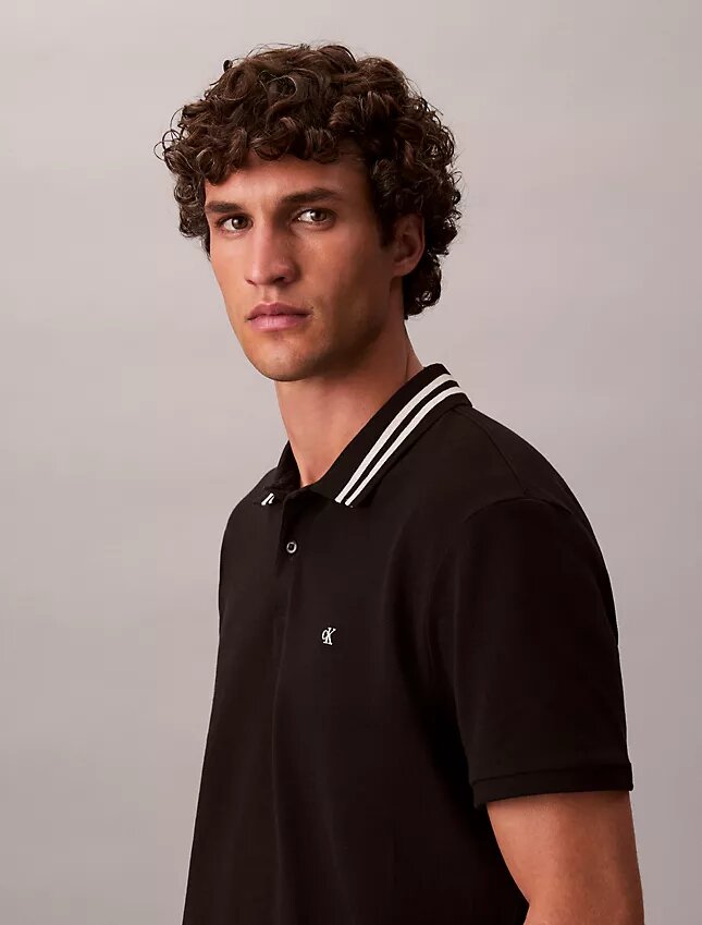 Klasyczna koszulka polo z monogramem i pikowanym wykończeniem Klasyczna koszulka polo z monogramem i pikowanym wykończeniem
