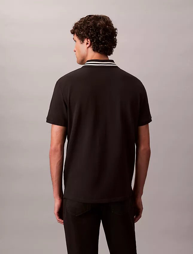Klasyczna koszulka polo z monogramem i pikowanym wykończeniem Klasyczna koszulka polo z monogramem i pikowanym wykończeniem