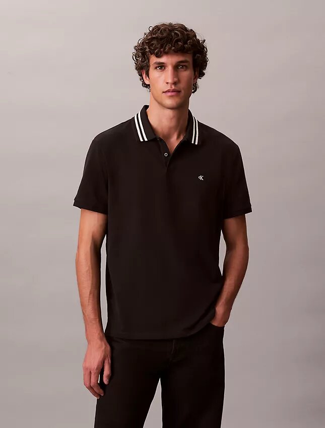 Klasyczna koszulka polo z monogramem i pikowanym wykończeniem Klasyczna koszulka polo z monogramem i pikowanym wykończeniem