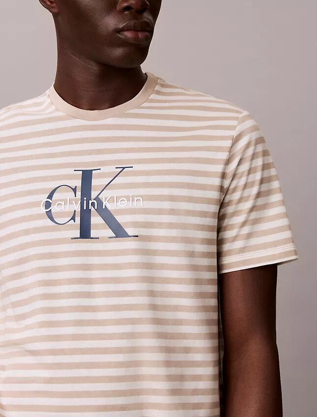 Klasyczna koszulka z nadrukiem Monologo Graphic Stripe Klasyczna koszulka z nadrukiem Monologo Graphic Stripe