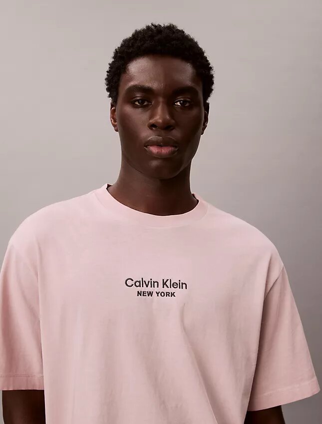 Klasyczna koszulka z okrągłym dekoltem i wyblakłym nadrukiem logo Klasyczna koszulka z okrągłym dekoltem i wyblakłym nadrukiem logo