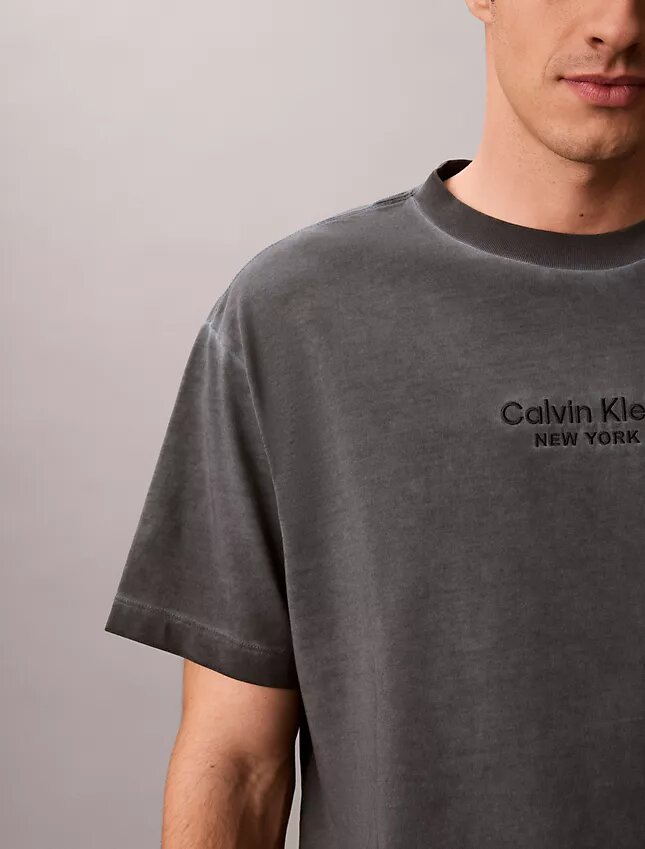 Klasyczna koszulka z okrągłym dekoltem i wyblakłym nadrukiem logo Klasyczna koszulka z okrągłym dekoltem i wyblakłym nadrukiem logo
