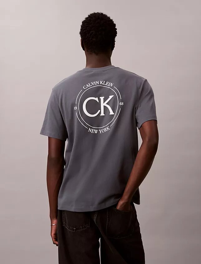 Klasyczna koszulka z okrągłym nadrukiem logo Klasyczna koszulka z okrągłym nadrukiem logo