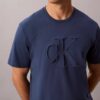 Klasyczna koszulka z wytłoczonym Monogramem Klasyczna koszulka z wytłoczonym Monogramem