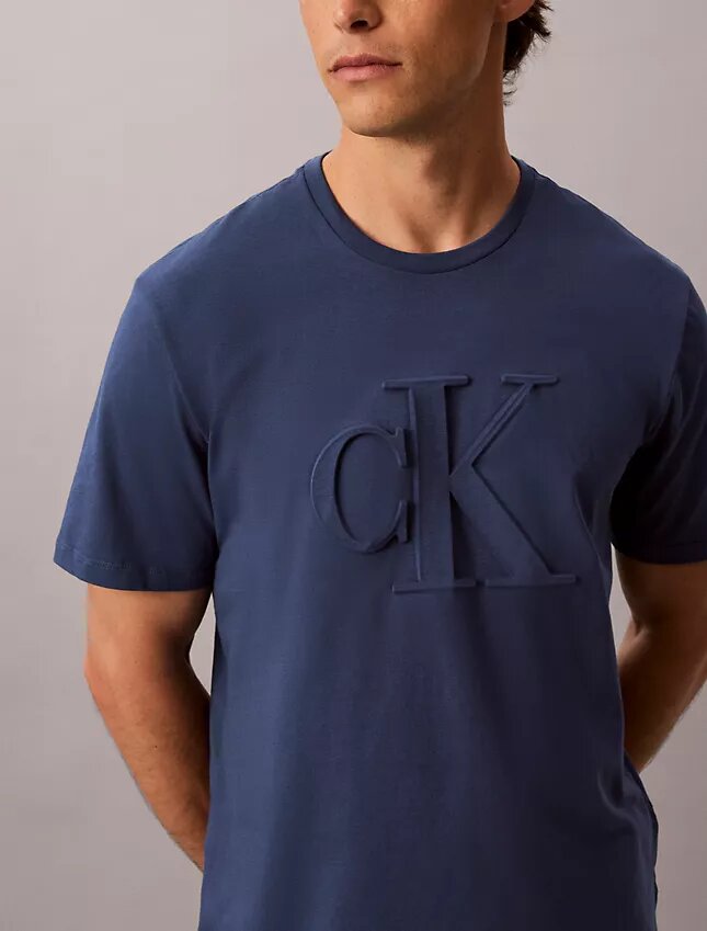 Klasyczna koszulka z wytłoczonym Monogramem Klasyczna koszulka z wytłoczonym Monogramem