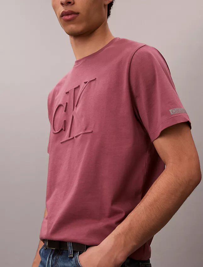 Klasyczna koszulka z wytłoczonym Monogramem Klasyczna koszulka z wytłoczonym Monogramem