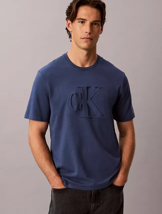 Klasyczna koszulka z wytłoczonym Monogramem Klasyczna koszulka z wytłoczonym Monogramem