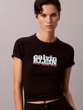 Kontrastowa koszulka slim fit z nadrukiem logo