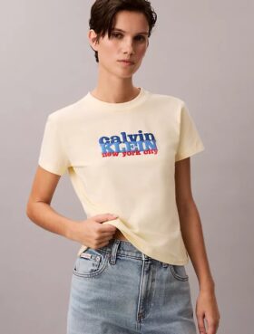 Kontrastowa koszulka slim fit z nadrukiem logo