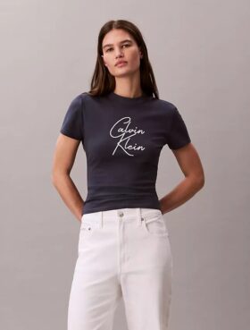 Koszulka slim fit z wypukłym logo