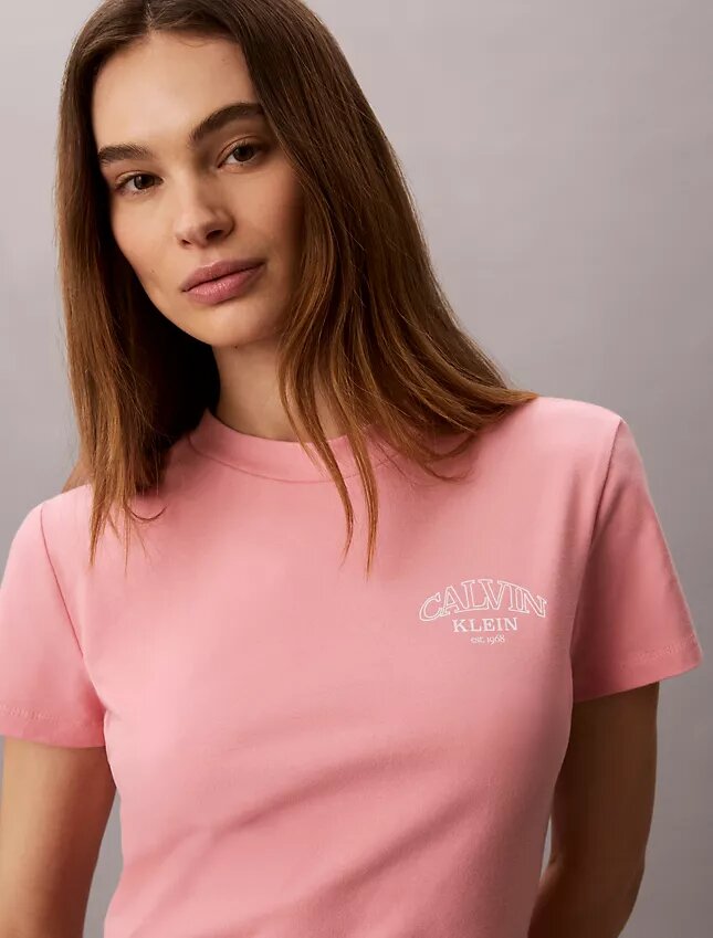 Koszulka slim fit z zakrzywionym logo Koszulka slim fit z zakrzywionym logo